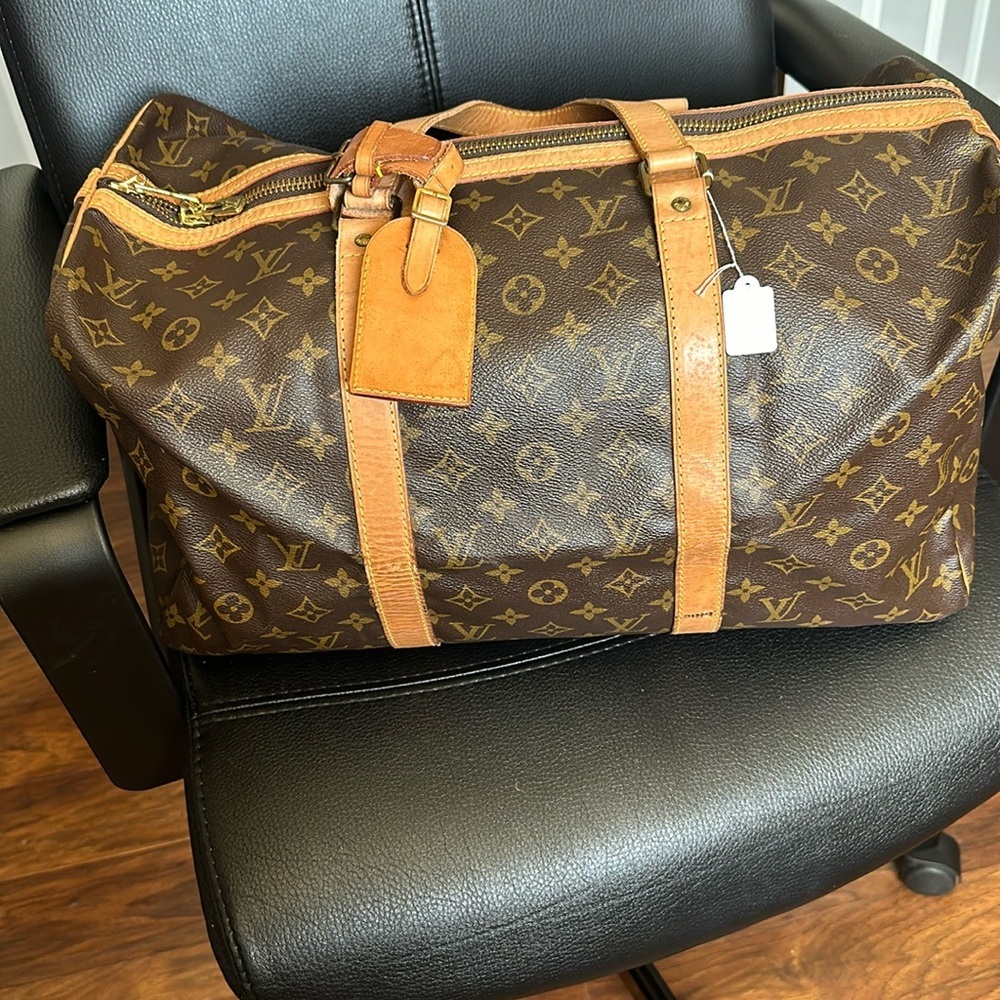 Auth: Louis Vuitton keepall 45 Authentic with Luggage tag.Pre- loved. 45 TH8905